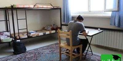 عکس/خلاقیت خنده دار دانشجوی ایرانی برای ساخت میز تحریر با جعبه انگور در خوابگاه دانشجویی حماسه آفرید