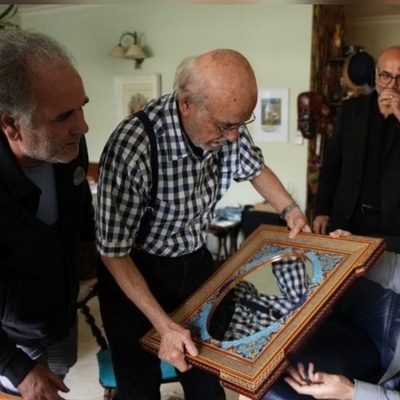 رد پای تئاتر بر در و دیوارِ خانه رضا بابک؛ تجلیل معاون وزیر ارشاد از بازیگر پیشکسوت در خانه‌ای که بوی صحنه می‌دهد