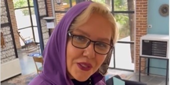 دکوراسیون بی‌نظیر با ترکیبی سنتی و مدرن خانه ویلایی افسانه چهره‌آزاد؛ از آسانسور شیشه‌ای داخل پذیرایی تا چیدمانی با حال و هوای کافی‌شاپ‌های امروزی/ این مدلیشو ندیده بودیم😍