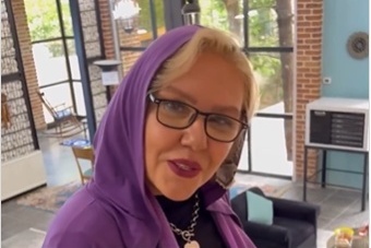 دکوراسیون بی‌نظیر با ترکیبی سنتی و مدرن خانه ویلایی افسانه چهره‌آزاد؛ از آسانسور شیشه‌ای داخل پذیرایی تا چیدمانی با حال و هوای کافی‌شاپ‌های امروزی/ این مدلیشو ندیده بودیم😍