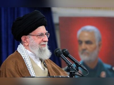 (ویدئو) اجرای زیبای سرود شهادت جمعی از دانش‌آموزان در حضور رهبر انقلاب/ هم دلتنگمو هم حس می‌کنم کنارمی...