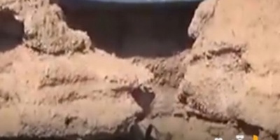 تصاویری که دل هر بیننده‌ای را می‌لرزاند؛ قایقی که بعد از خشک‌شدن سد، روی کوه گیر کرد!