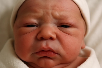 این نوزاد با اولین نگاهش اتاق عمل را منفجر کرد! ویدئویی که میلیون‌ها نفر دیدند😂