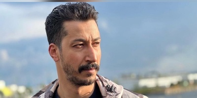 ویدئو | خاطره خنده‌دار بهرام افشاری از عشق دوران مدرسه‌اش: راننده رفت تو حیاط کلانتری! 😁