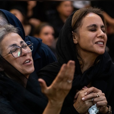 نگاه یخ‌زده‌ای که هنوز در انتظار پدر مانده؛ درد بی‌پایان دختر اکبر عبدی در شب هفتم