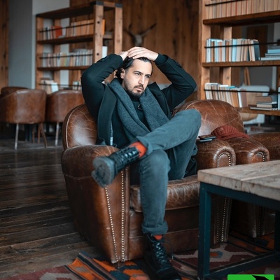 نگاهی به چیدمان ساده خانه مجردی مهرداد صدیقیان که ماهی 40 میلیون برای آن اجاره پرداخت می‌کند؛ کاناپه مخصوص لَم دادن؛ کتابخانه جمع‌و جور و سگ خانگی که با دیدنش خوف میکنین! +عکس و ویدیو