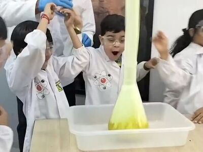 (ویدئو) آزمایش سرگرم کننده برای بچه‌های شیمی‌دان/ چه ذوقی می‌کنن...
