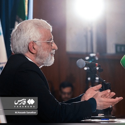 (عکس) میتینگ سعید جلیلی در روز دانشجو آدم را به دهه 60 می‌برد / از پلاکارهای دست نویسی شده تا تم سالن با روزنامه‌های انقلابی