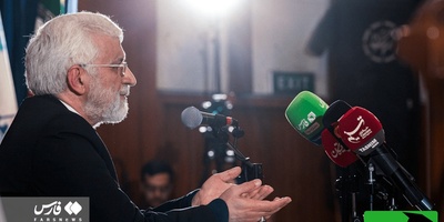 (عکس) میتینگ سعید جلیلی در روز دانشجو آدم را به دهه 60 می‌برد / از پلاکارهای دست نویسی شده تا تم سالن با روزنامه‌های انقلابی