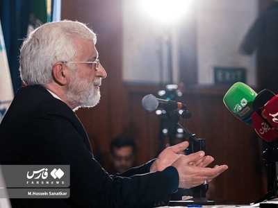 (عکس) میتینگ سعید جلیلی در روز دانشجو آدم را به دهه 60 می‌برد / از پلاکارهای دست نویسی شده تا تم سالن با روزنامه‌های انقلابی