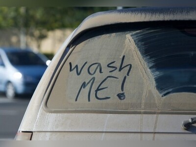 ویدیو/ خلق اثر هنری حیرت‌انگیز به جای نوشتن جملۀ "لطفاً مرا بشویید‍"/ اینجاست که شاعر میگه: چشم ها را باید شست، جور دیگر باید دید