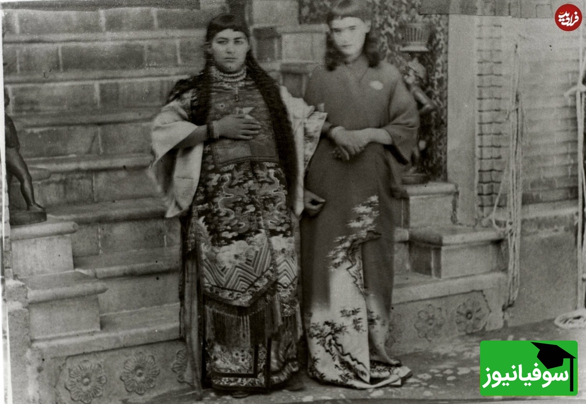 باغبان‌باشی و چرکسی در کنار پله مرمر