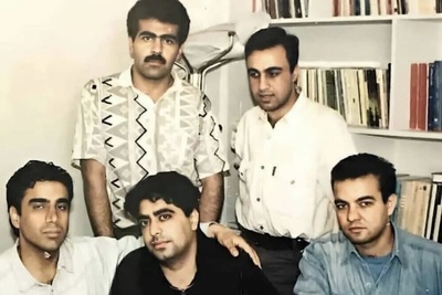 (عکس) نوستالژی شیرین دو کمدین طلایی؛ رضا عطاران و سعید آقاخانی با بازسازی عکس تاریخی خود در خوابگاه، خاطرات دانشجویی را زنده کردند