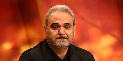 ویدیو| دفاع سرسختانه «جواد خیابانی» از زبان فارسی با یک اشتباه فاحش/ خودش چرا گُل به خودی زد؟!!😂