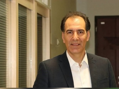 نگاهی به سلیقه همسر بهنام تشکر در چیدمان خانه مشترکشان؛ از شلوغ کردن فضای اطراف ناهاخوری با لوازم دکوری تا مبلمان قدیمی و استفاده از لوستر ژاپنی در ورودی خانه+ویدیو