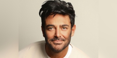 (عکس) شب کریسمس لوکس رضا گلزار در دبی با درخت کاج پرنور و هدیه‌های لاکچری و خاص🤩