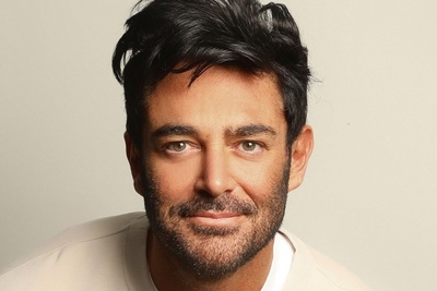 (عکس) شب کریسمس لوکس رضا گلزار در دبی با درخت کاج پرنور و هدیه‌های لاکچری و خاص🤩