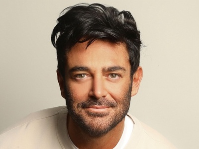 (عکس) شب کریسمس لوکس رضا گلزار در دبی با درخت کاج پرنور و هدیه‌های لاکچری و خاص🤩