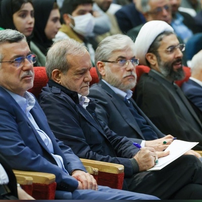 مراسم پرحاشیه 16 آذر با حضور دکتر پزشکیان؛ اعتراضات تند دانشجویان پزشکی به حقوق معوقه و طرح اجباری