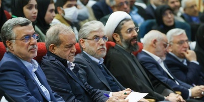 مراسم پرحاشیه 16 آذر با حضور دکتر پزشکیان؛ اعتراضات تند دانشجویان پزشکی به حقوق معوقه و طرح اجباری