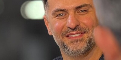 ویدیو | دکلمه عجیب و متفاوت علی ضیا به صرف یک استکان چای/ رو به تو سجده می‌کنم، دری به کعبه باز نیست!