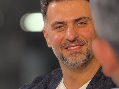 ویدیو | دکلمه عجیب و متفاوت علی ضیا به صرف یک استکان چای/ رو به تو سجده می‌کنم، دری به کعبه باز نیست!