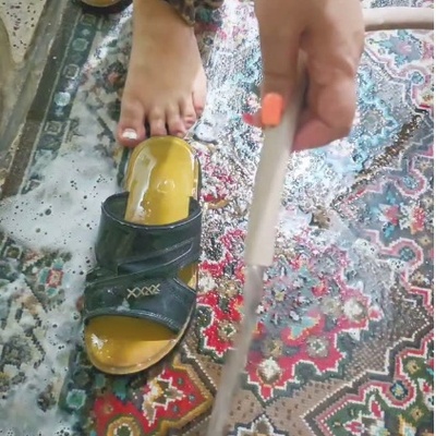 ببینید| راهکار خنده‌دار مادر ایرانی برای شستشوی راحت فرش و بدون کمک گرفتن از دیگران فقط با یه لنگه دمپایی؛ من عاشق هوشش شدم😂