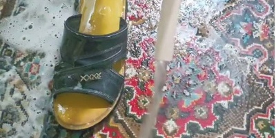 ببینید| راهکار خنده‌دار مادر ایرانی برای شستشوی راحت فرش و بدون کمک گرفتن از دیگران فقط با یه لنگه دمپایی؛ من عاشق هوشش شدم😂