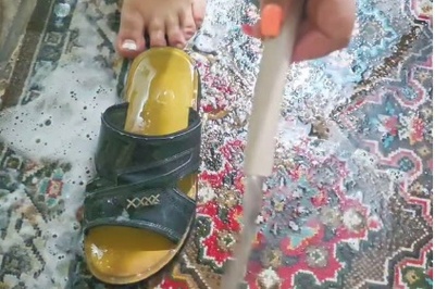 ببینید| راهکار خنده‌دار مادر ایرانی برای شستشوی راحت فرش و بدون کمک گرفتن از دیگران فقط با یه لنگه دمپایی؛ من عاشق هوشش شدم😂
