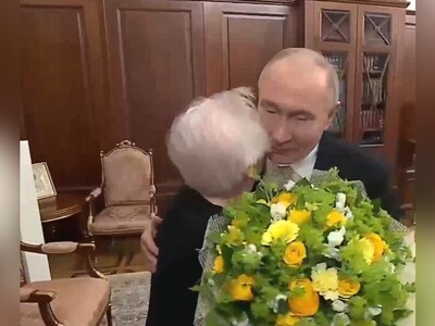 (ویدئو) استقبال گرم ولادیمیر پوتین از اولین معلم زندگی‌اش