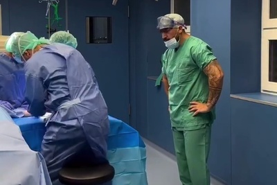 (ویدئو) سوتی بامزه دانشجوی اتاق عمل؛ وقتی نصیحتای سال‌بالایی‌ها دقیقا برعکس جواب می‌ده! 😂