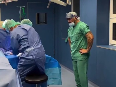 (ویدئو) سوتی بامزه دانشجوی اتاق عمل؛ وقتی نصیحتای سال‌بالایی‌ها دقیقا برعکس جواب می‌ده! 😂