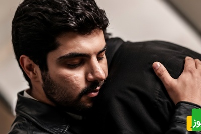 رسالتی از جنس همدردی؛ دیدار سینا مهراد با خانواده شهدای مدرسه میناب +فیلم