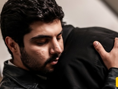 رسالتی از جنس همدردی؛ دیدار سینا مهراد با خانواده شهدای مدرسه میناب +فیلم