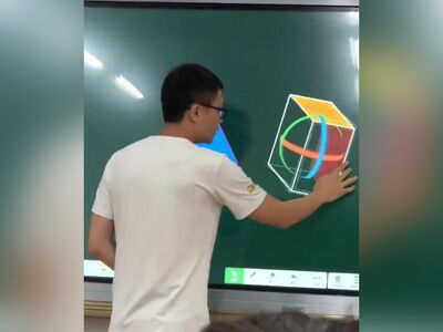 (ویدئو) جالب‌ترین تدریس دنیا با تختۀ هوشمند لمسی/ حالا هی بگین چرا دهه شصتی‌ها نسل سوختن