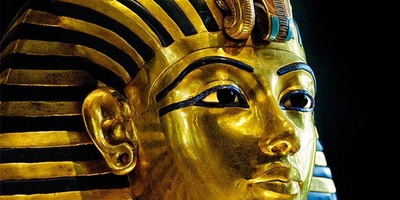 (ویدئو) شاهکار طلاکاری مصر باستان از نزدیک؛ چهار لایه صندوقچه، یک فرعون… و یادآوری روزی که فراعنه در برابر داریوش دوم سر فرود آوردند