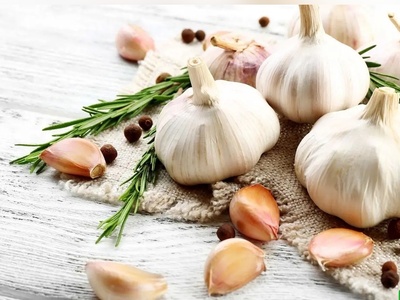 (ویدیو) فواید شگفت‌انگیز و معجزه‌آسای سیر که بدن شما رو بیمه می‌کنه/ حاضرین به خاطر قوی‌ترین خواص بوی تند رو تحمل کنین؟