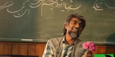 (ویدیو) قیصر امین‌پور و شعری که معنای زندگی را عوض می‌کند: چه اشکال دارد پس از هر نماز، دو رکعت گلی را عبادت کنیم؟