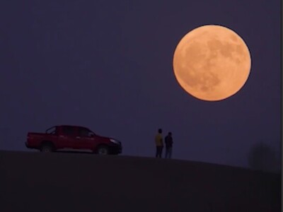 (ویدئو) اَبَرماه در کویر ورزنه؛ جادوی آسمان و هنر عکاسی در یک قاب