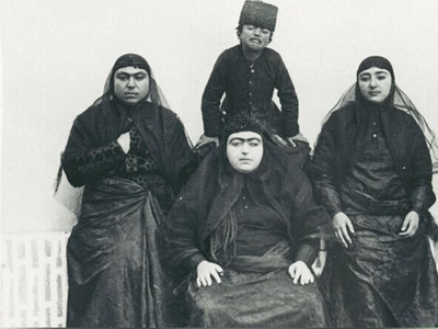 تصویر لو رفته از زنان حرمسرای همایونی در حال بند انداختن ابروهای موکتی! / چرا انقدر زن‌های قاجار سمی بودن آخه؟ انگاری اول ریش و سبیل بودن بعد دست و پا درآوردن😂