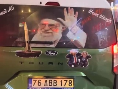 خلاقیت حماسه‌آفرین راننده ترکیه‌ای با سیلی برف‌پاک‌کن به صورت ترامپ و نتانیاهو / شیشه عقب ماشین یا میدان نبرد؟!