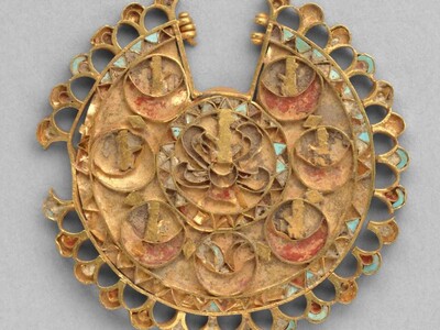 ویدئو/ بازگشت شکوه خیره‌کننده ایران باستان به گردنبند طلایی 22 سانتی ساسانی!/ شاهکار مرصع با لاجورد و تصویر شاپور شاه