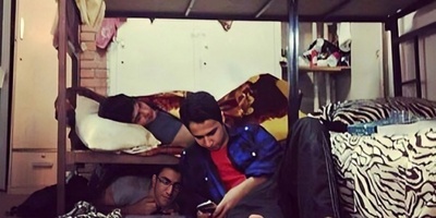 (عکس) خلاقیت عجیب دانشجویان برای بقا در خوابگاه پسرانه؛ فقط دعا جواب می‌دهد! 😂