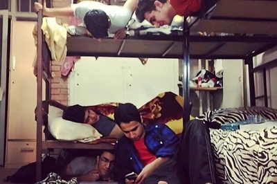 (عکس) خلاقیت عجیب دانشجویان برای بقا در خوابگاه پسرانه؛ فقط دعا جواب می‌دهد! 😂