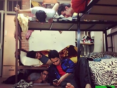 (عکس) خلاقیت عجیب دانشجویان برای بقا در خوابگاه پسرانه؛ فقط دعا جواب می‌دهد! 😂