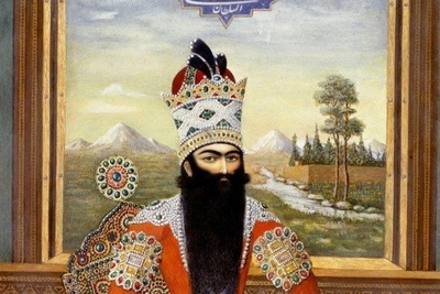 سفری خیره کننده به آرامگاه پرنقش و نگار فتحعلی شاه قاجار با کاشی‌های آبی ایرانی اصیل که چشم هر بیننده‌ای را مات و مبهوت خودش می‌کند