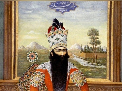 سفری خیره کننده به آرامگاه پرنقش و نگار فتحعلی شاه قاجار با کاشی‌های آبی ایرانی اصیل که چشم هر بیننده‌ای را مات و مبهوت خودش می‌کند