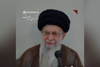 لحظه احساسی رهبر شهید انقلاب در شعرخوانی عشق به شهادت با قاب عکس شهید علیپور /  ما مدعیان صف اول بودیم، از آخر مجلس شهدا را چیدند