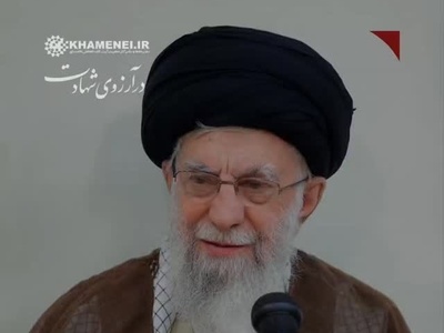 لحظه احساسی رهبر شهید انقلاب در شعرخوانی عشق به شهادت با قاب عکس شهید علیپور /  ما مدعیان صف اول بودیم، از آخر مجلس شهدا را چیدند