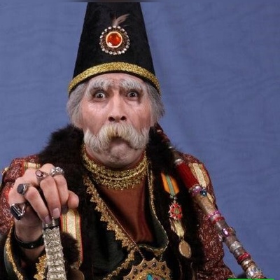 وقتی «جواد عزتی» و «هادی کاظمی» پای استادشونو به منقل میکشونن/ "سیامک انصاری": اتفاقی نیفتاده/ الان سفر در زمان آغاز می‌شه، هپی فِیس شده‌ای